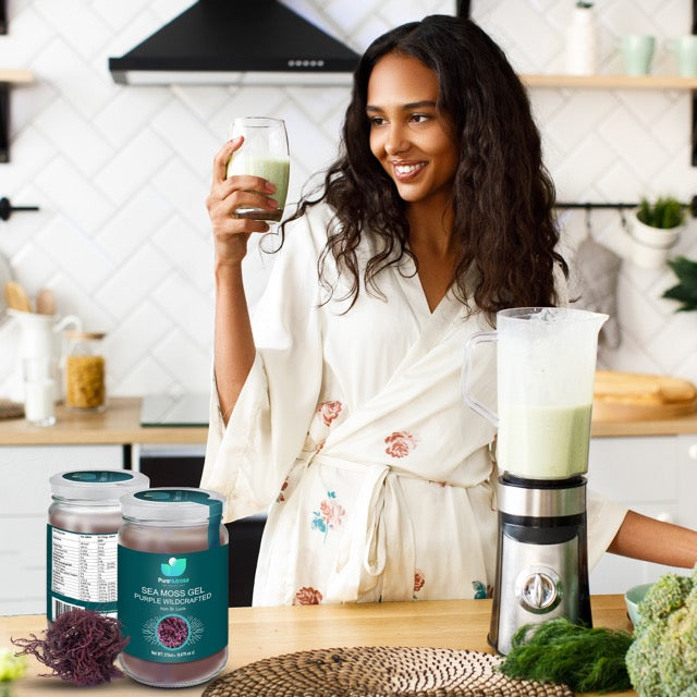 Sea moss superfood Nederland en belgie supplementen purple seamoss biologisch vers duurzaam online zeewier kopen Een vrouw met Pure Nutrosa seamossgel, een blender en een pot groene smoothie. Een gezonde en verfrissende traktatie!